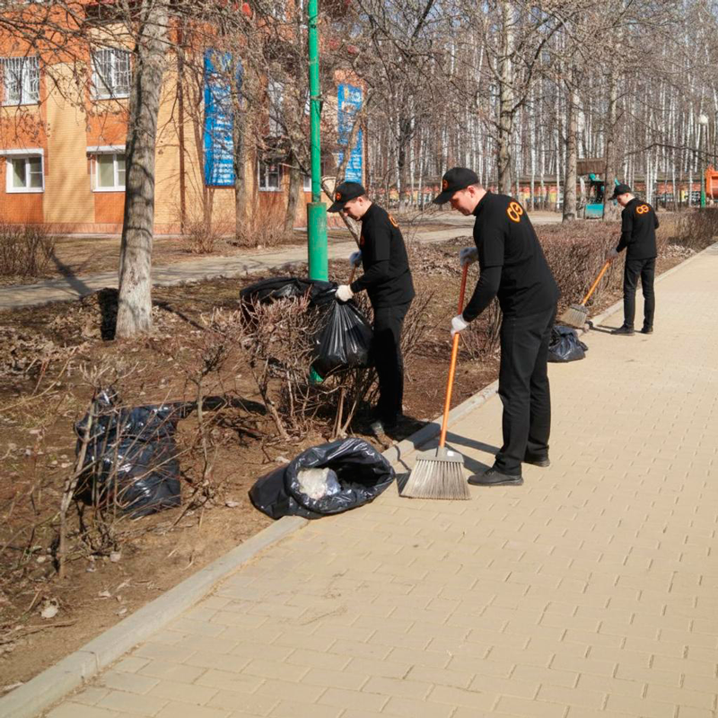 Уборка листьев в Астрахани